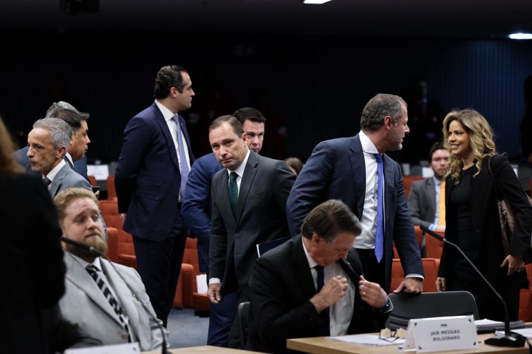 Na presença de Bolsonaro, Mauro Cid confirma detalhes do plano de golpe a Alexandre de Moraes 