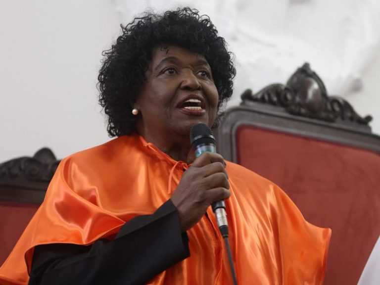 Benedita da Silva relembra origem favelada ao receber título de Doutora Honoris Causa pela UFRJ