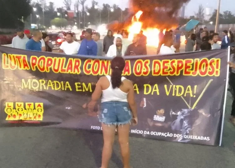 Ato de moradores da comunidade do Areião, na zona oeste de SP, contra tentativa de despejo
