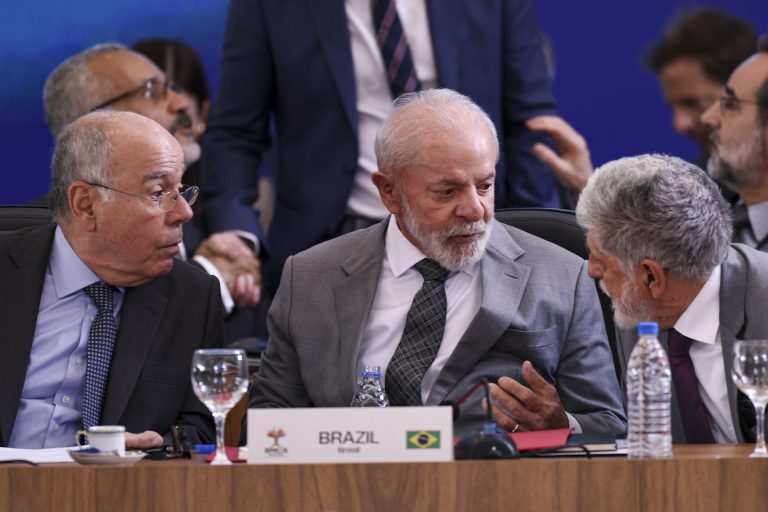 61% dos brasileiros acreditam que Lula representa o Brasil no exterior melhor que Bolsonaro