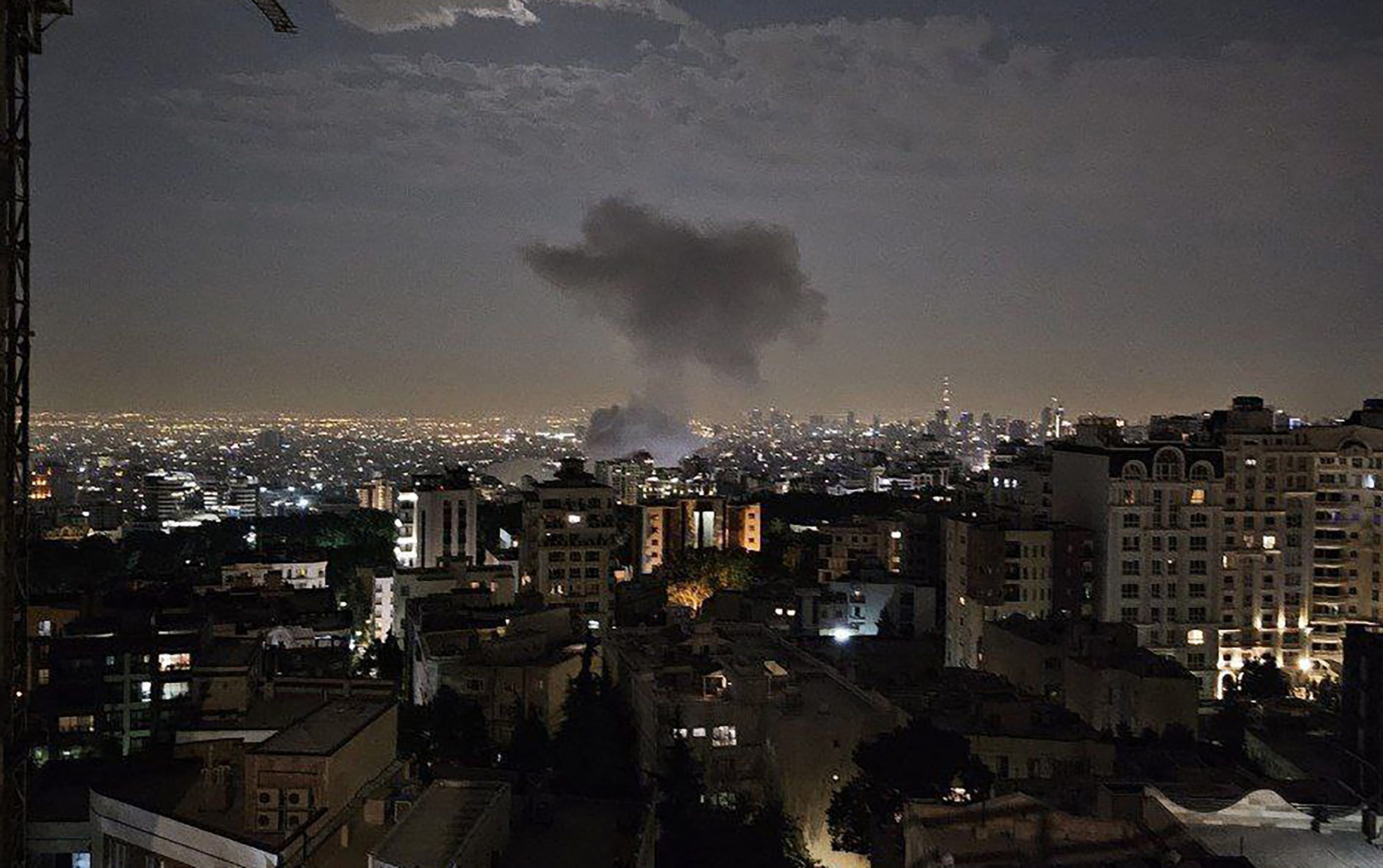 Bombardeios entre as duas partes ocorreram durante a madrugada deste domingo (15)
