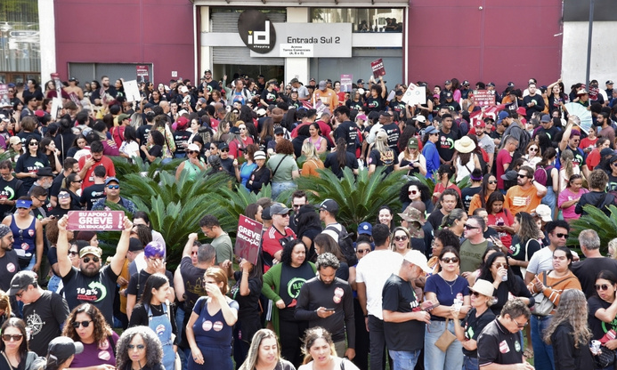Greve de professores do DF continua após assembleia; PM usa spray de pimenta contra categoria