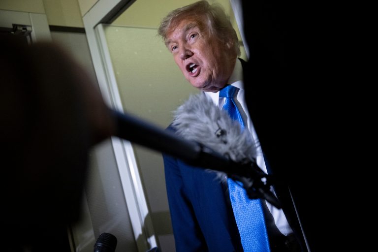 Trump rejeita cessar-fogo e exige 'rendição total' do Irã no conflito com Israel