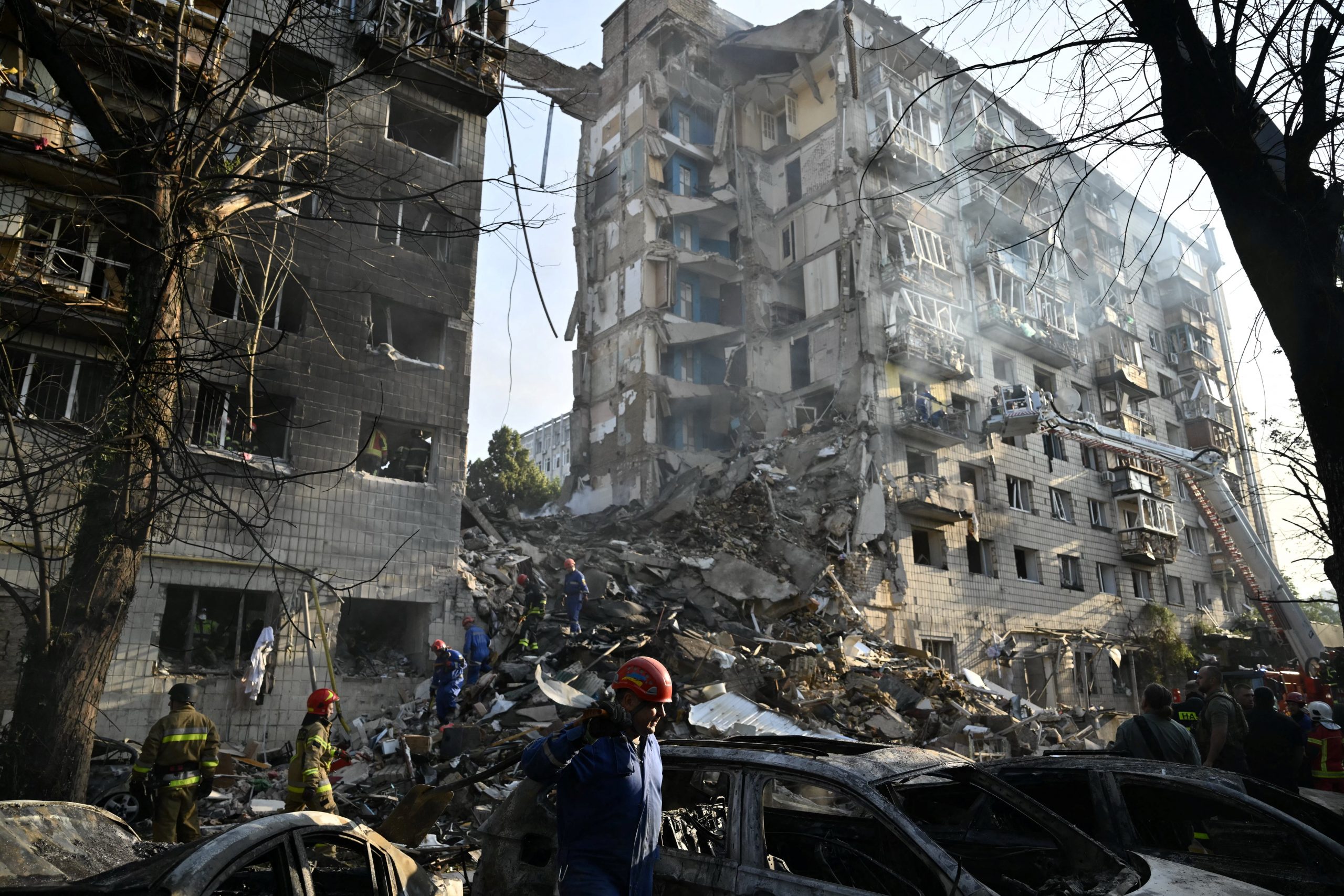 Ataque russo atinge prédio residencial na capital ucraniana de Kiev, em 17 de junho de 2025