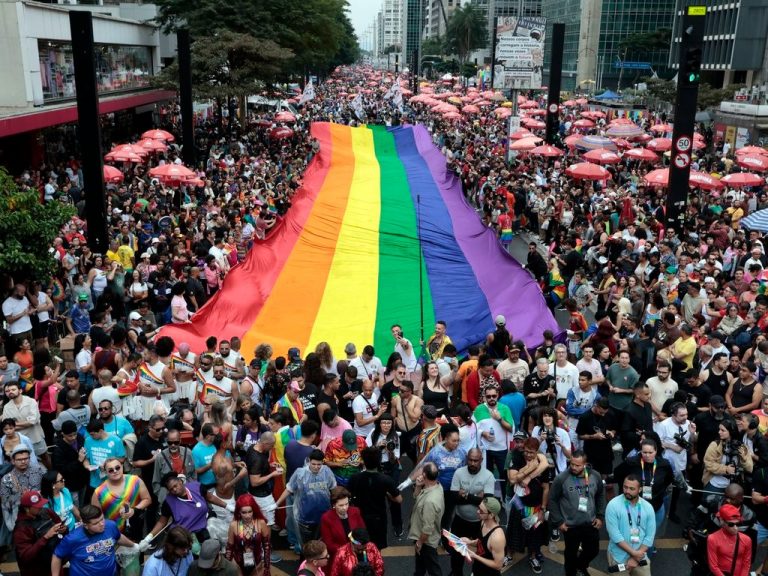 Entre leques e aplausos em SP, comunidade LGBT+ reinvidica envelhecimento digno e memória