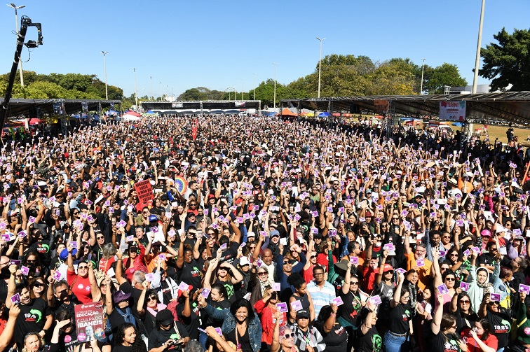 Professores do DF aceitam proposta do governo e encerram greve