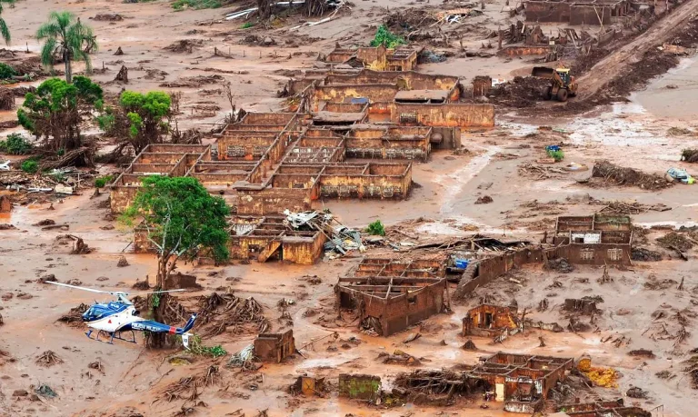 Livro relata como mineradoras dominam rotina de atingidos pelo crime da Samarco em Mariana (MG)