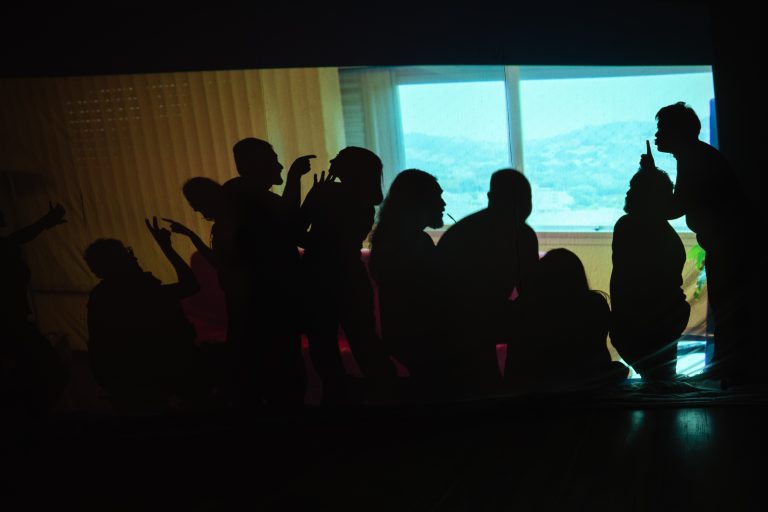 Curta-metragem mistura teatro de sombras e cinema para abordar impactos da era digital