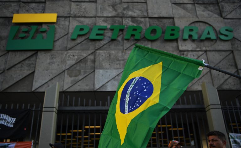 Petrobras mantém preço da gasolina e lucro de distribuidoras cresce mesmo com queda do petróleo