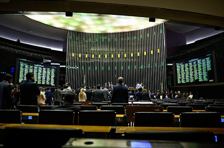 Derrubada do IOF é reflexo da luta de classes e mostra interesses no Congresso
