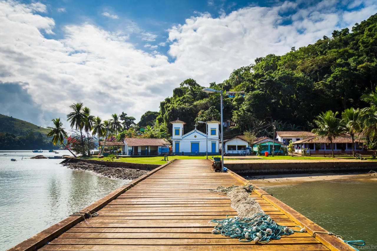 Igreja de São Pedro e São Paulo, na Ilha do Araújo, em Paraty (RJ)