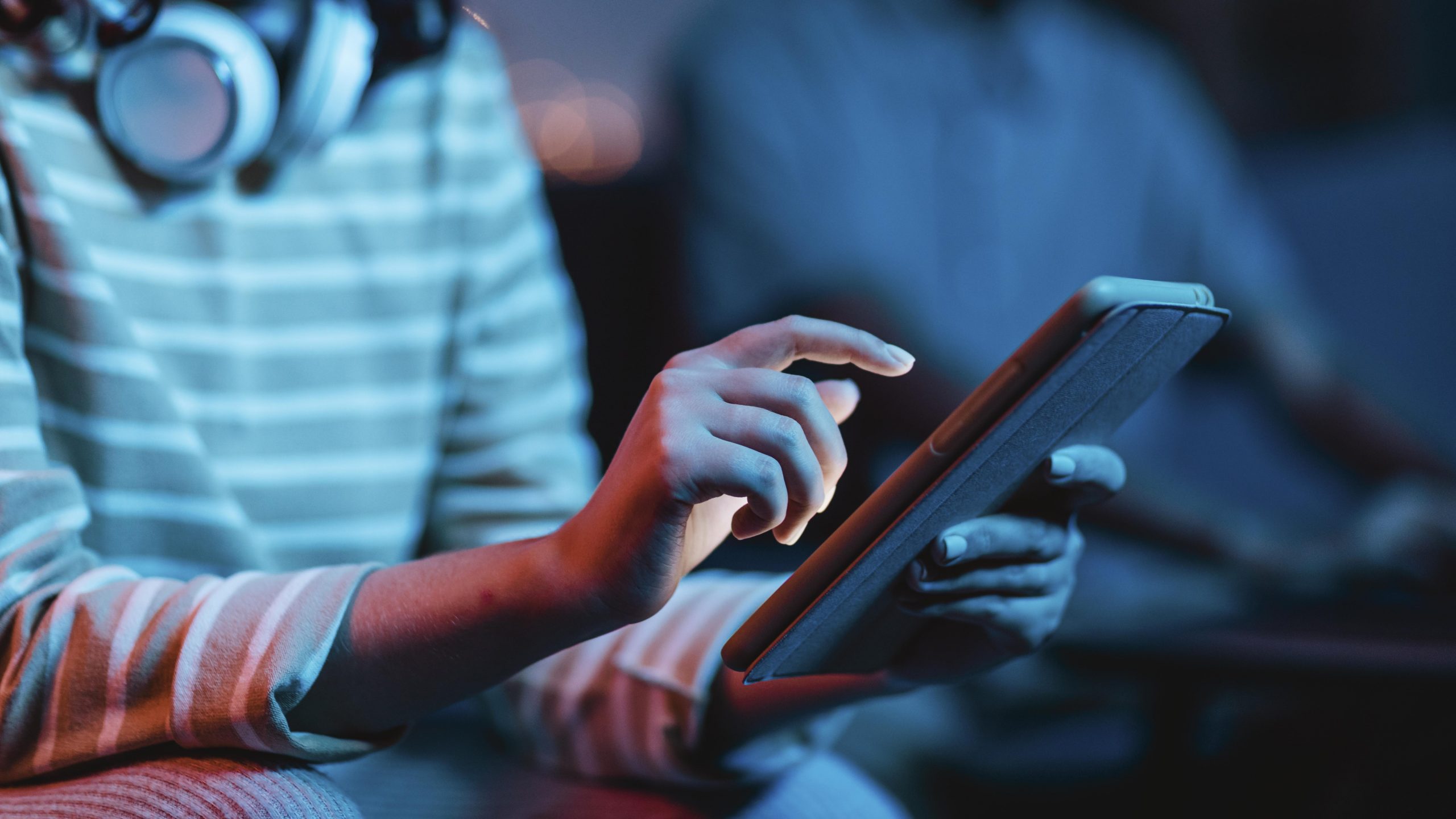 pessoa com tablet na mão