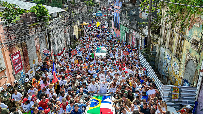 Presidente da República, Luiz Inácio Lula da Silva, levanta placa com frase 'Taxação dos super-ricos!' durante Dois de Julho, em Salvador (BA)
