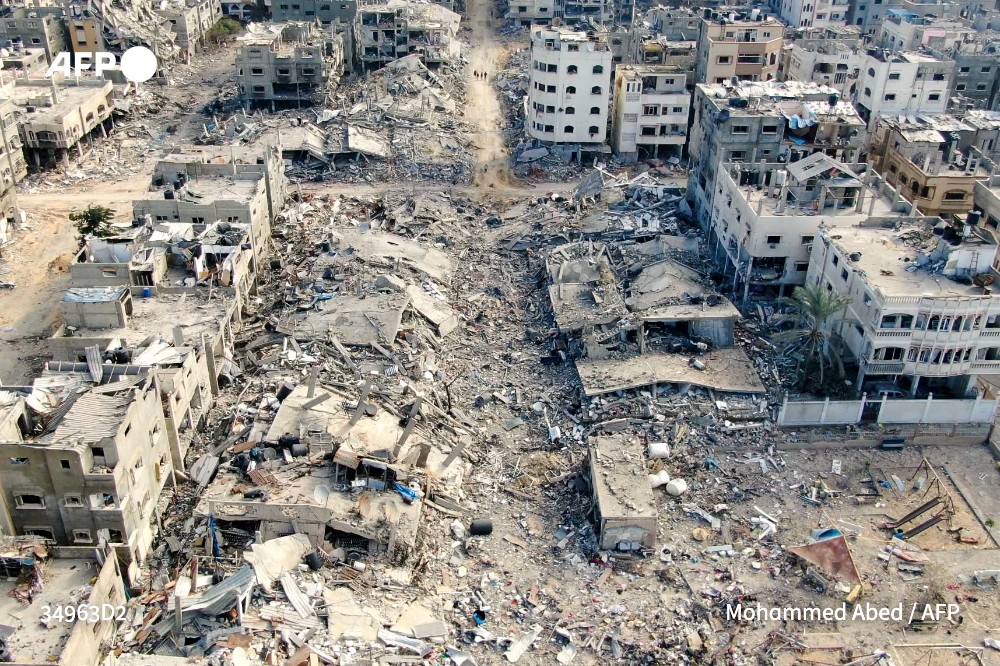 Uma vista aérea em 26 de dezembro de 2023 mostra prédios destruídos em Beit Lahia, após bombardeios israelenses no norte da Faixa de Gaza​