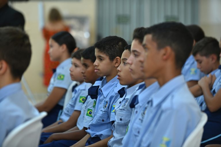 Em defesa da escola pública; contra a militarização das escolas em MG!