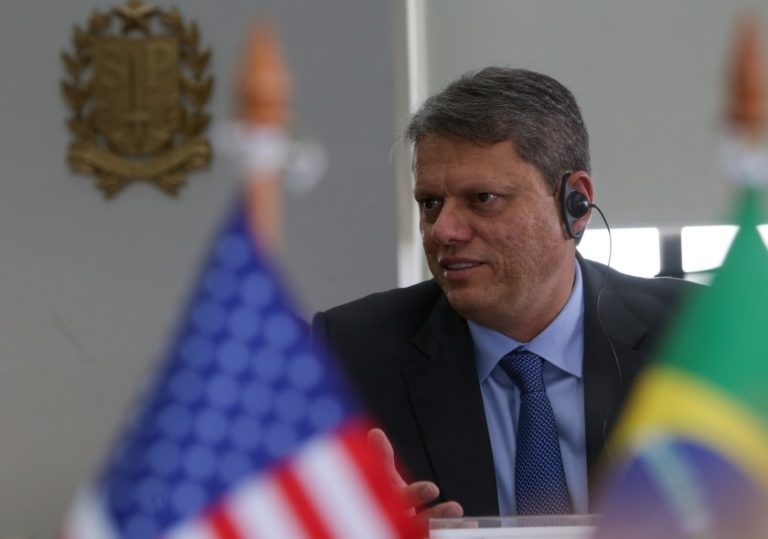 Tarcísio prefere defender Bolsonaro, e sobra ao ministro de Lula lembrar do comércio de SP