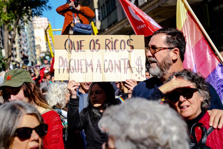 O Brasil é dos brasileiros: manifestação em Porto Alegre defende soberania nacional