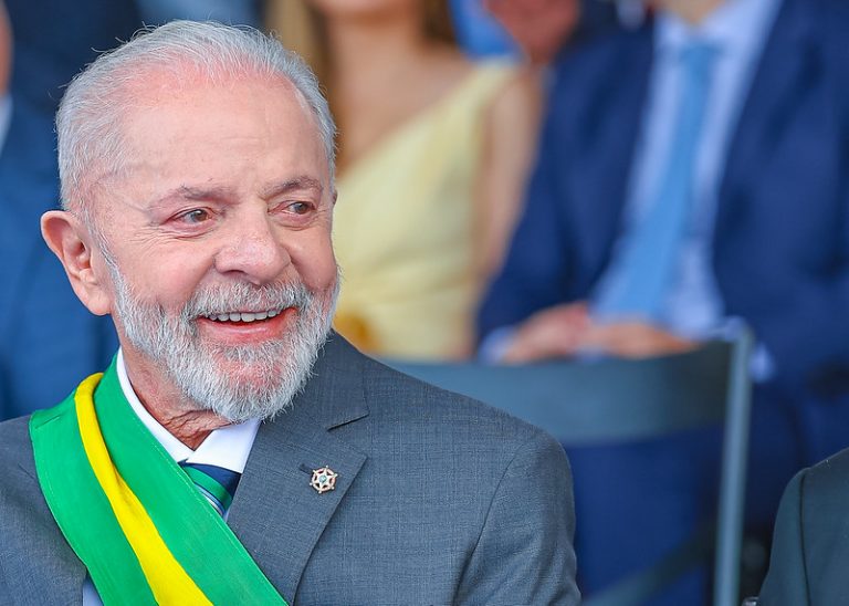 Lula acusa Bolsonaro de trair Brasil e chama Trump de 'desaforado' por taxação