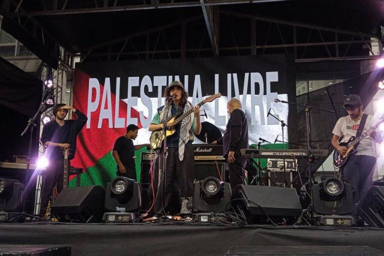 Prefeitura de SP censura banda por mensagens pró-Palestina e corta show no centro da capital