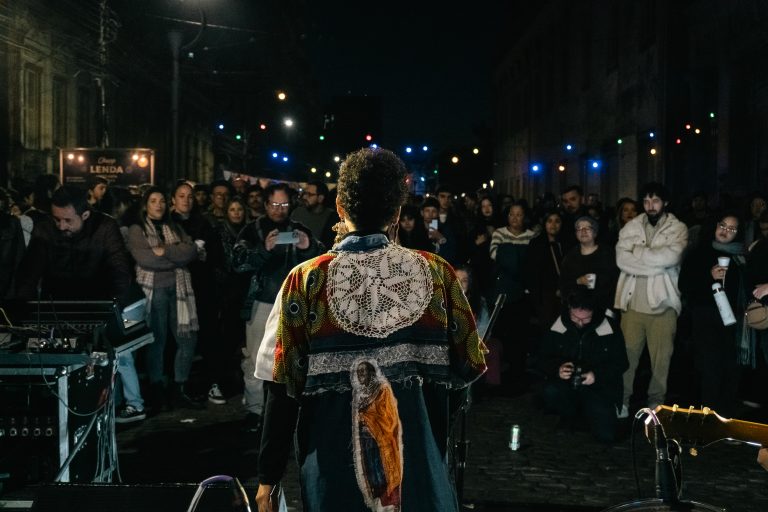Sofá na Rua transforma centro histórico de Pelotas em palco de música e feira cultural