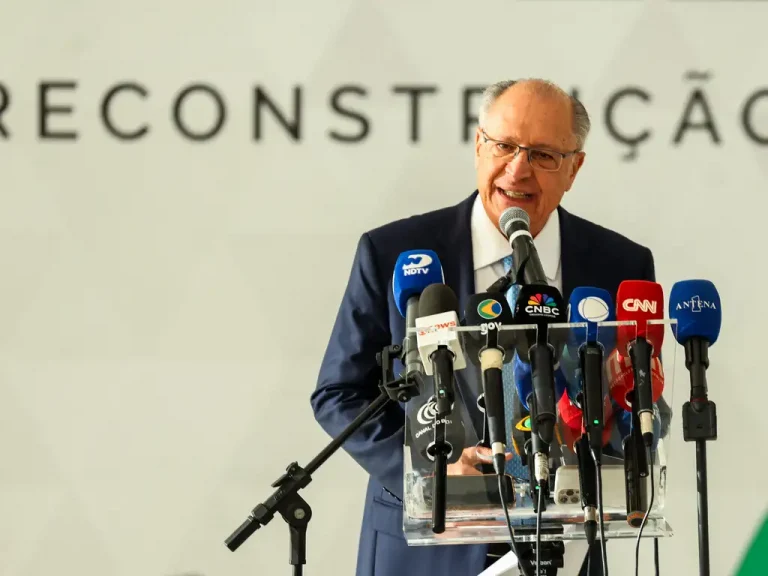 Comitê do governo para discutir resposta à tarifa de Trump inicia trabalhos nesta terça (15)