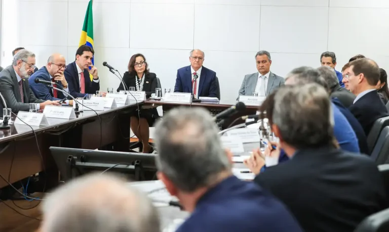 Governo quer mais prazo e indústria envolvida em negociação de tarifaço de Trump