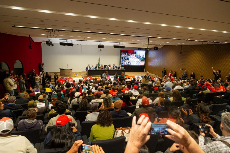 Plebiscito nacional cobra do Congresso fim da escala 6x1 e taxação de super-ricos
