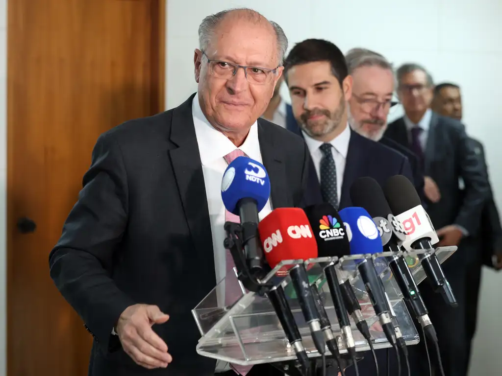 O vice-presidente da República e ministro do Desenvolvimento, Indústria, Comércio e Serviços, Geraldo Alckmin, fala durante entrevista coletiva após participar de reunião com Abrão Neto, Presidente da Câmara Americana de Comércio para Brasil - AMCHAM Brasil, para discutir medidas à tarifa de 50% dos EUA