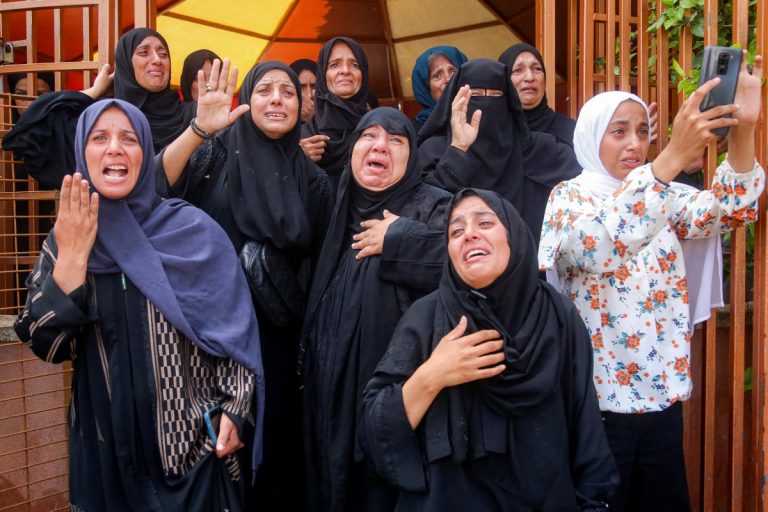 Mais de 70 pessoas em busca de comida são mortas em Gaza; Israel emite ordem de evacuação