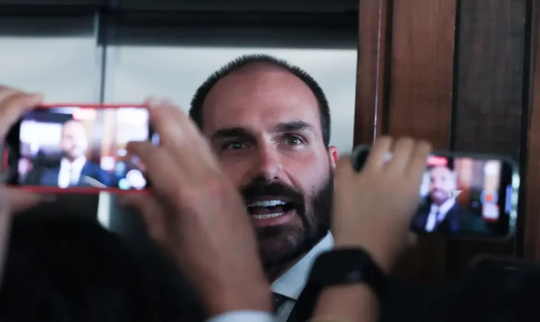 Eduardo Bolsonaro diz que quer se candidatar à Presidência e dispara contra Tarcísio