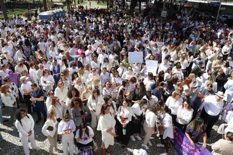 No dia estadual de combate ao feminicídio, mulheres em caminhada pedem mais prevenção no Paraná