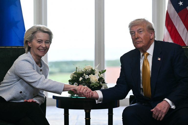 União Européia e Estados Unidos fecham acordo para reduzir tarifas comerciais a 15%