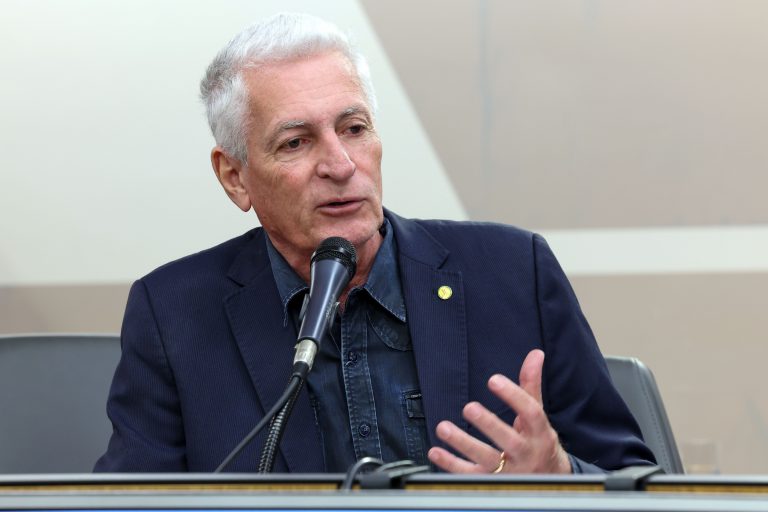 “O Congresso precisa parar de agir como inimigo do povo”, afirma Rogério Correia