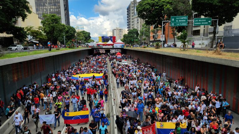 Venezuelanos marcham para comemorar 71 anos de Chávez e celebrar vitória eleitoral