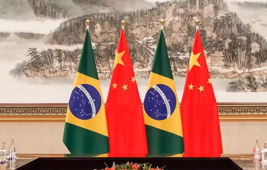 China reforça posição contra tarifas dos EUA ao Brasil e se diz pronta para ‘defender equidade’
