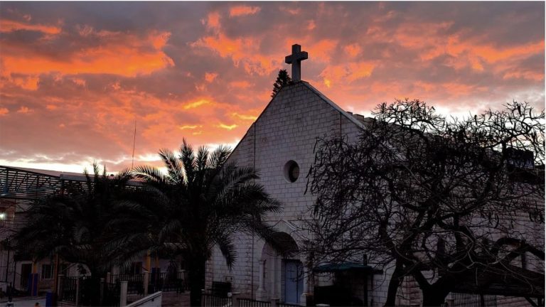 Cruz profanada: o que significa o ataque à única igreja católica de Gaza