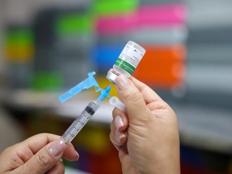 Brasil avança em vacinação infantil, mas ainda enfrenta desafios para retomar índices ideais