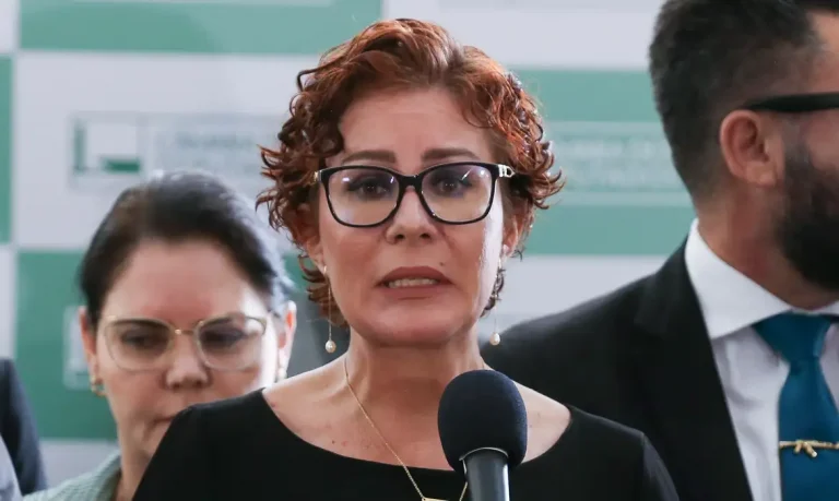 Políticos de esquerda comemoram prisão de Carla Zambelli na Itália; extrema direita se cala