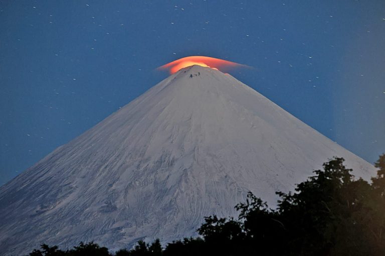 Vulcão de Kamchatka, o maior da Eurásia, entra em erupção após terremoto na Rússia