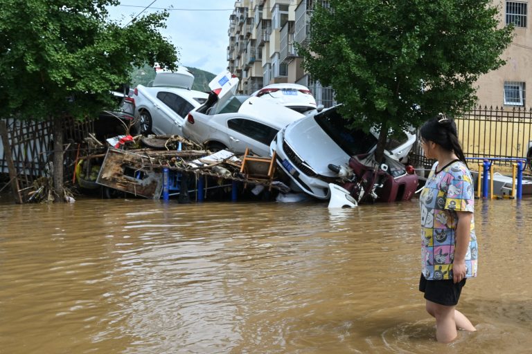 Chuvas causam destruição e mortes no Norte da China; região Leste lança alerta de tufão