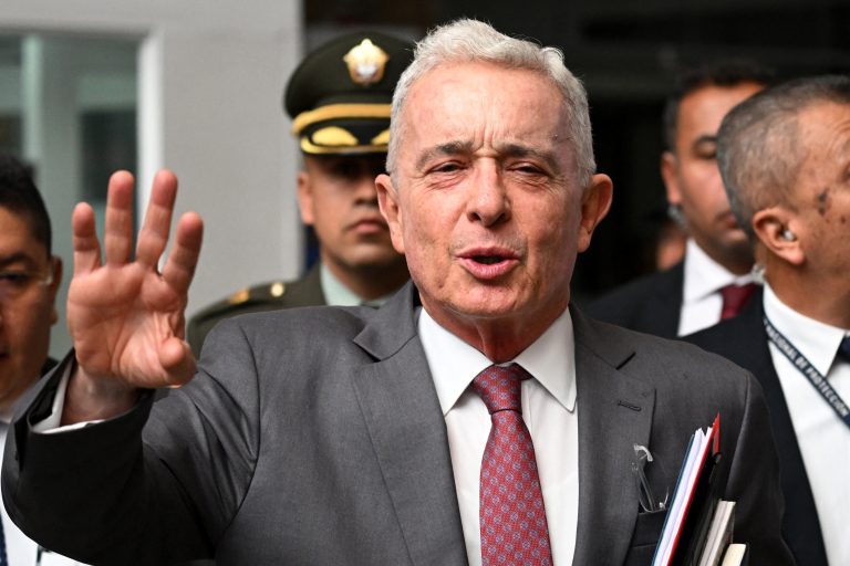 Condenação de Uribe tem ‘bases legais’ e juristas colombianos veem ‘coragem’ de juíza
