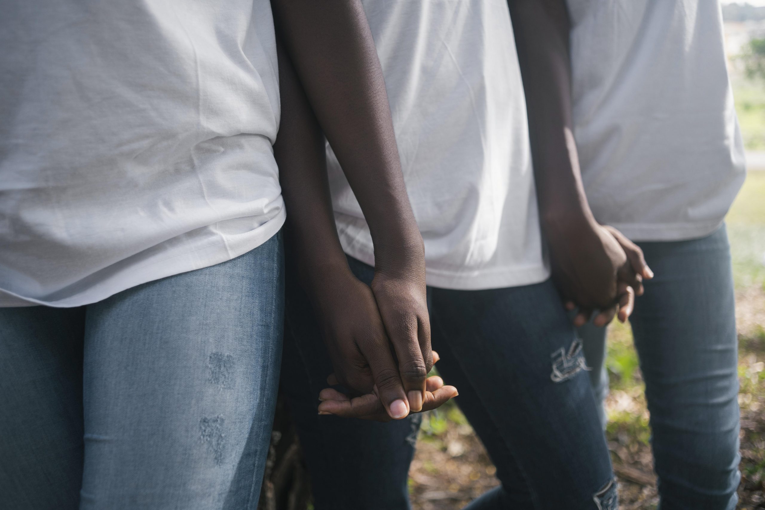 Pessoas pretas de mãos dadas