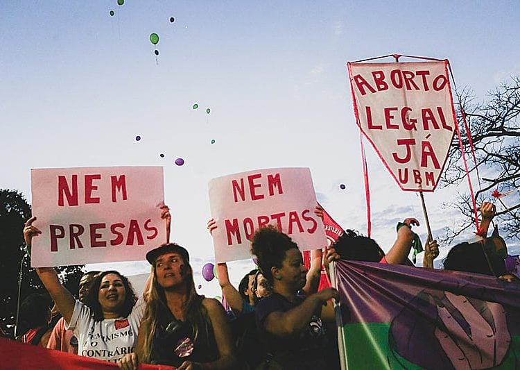 Pesquisa: criminalização do aborto expõe mulheres a ciclo de violência e violação de direitos