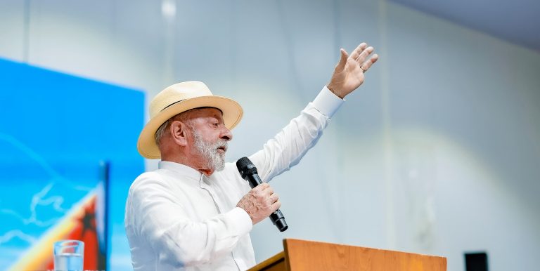Lula mantém liderança em primeira pesquisa sem Tarcísio, mas Flávio Bolsonaro avança