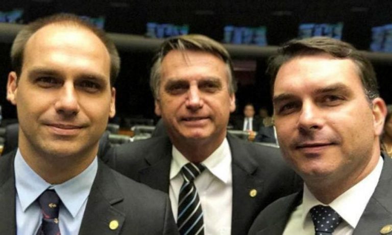 Flávio e Eduardo Bolsonaro são 'traidores' e devem 'seguir mesmo caminho do pai', diz jurista