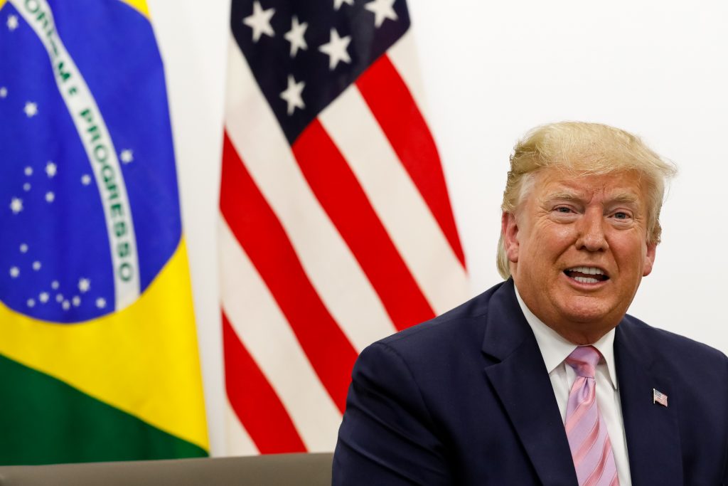 Trump oficializa tarifas e extrema direita se divide em meio a disputas internas