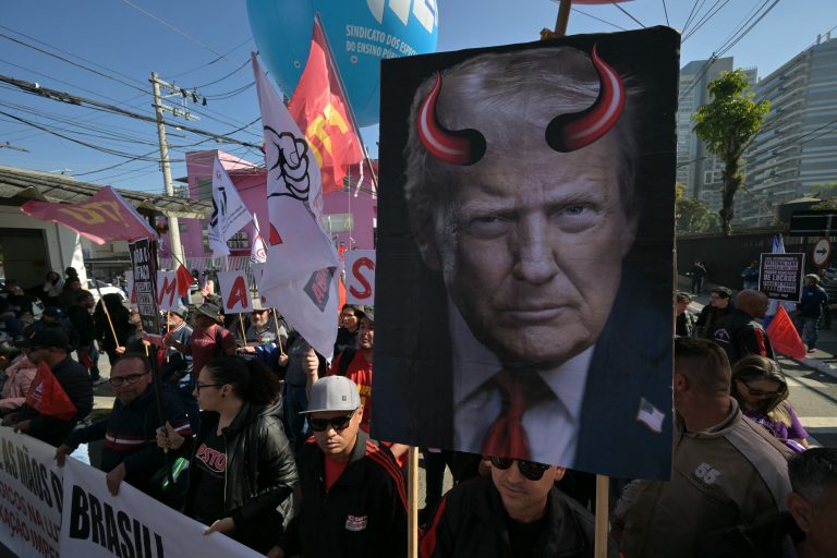 Resposta a Trump: Alcione promete 'macumbinha' e Boulos chama copo americano de Zeca Pagodinho