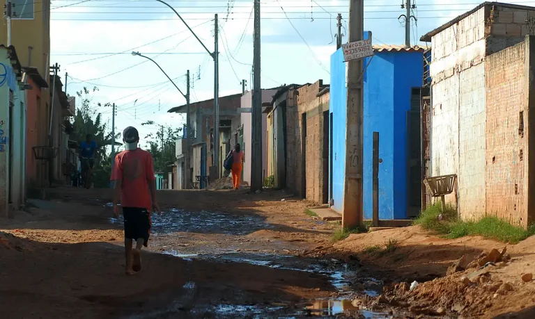 Governador do DF veta políticas contra racismo ambiental e mudanças climáticas