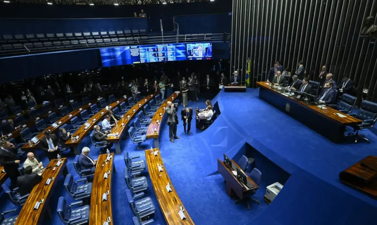 Senado aprova isenção de IR para quem ganha até dois salários mínimos
