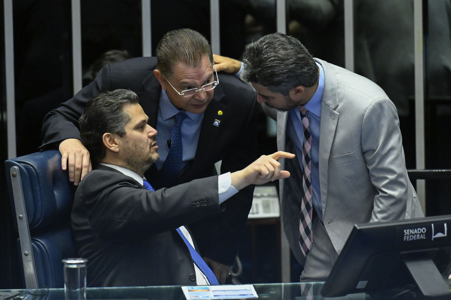 Senador Davi Alcolumbre ao lado do lider do PL na Câmara dos Deputados, deputado Sóstenes Cavalcante (PL-RJ) e do senador Marcos Rogério (PL-RO)